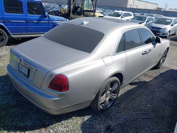 2017 Rolls-Royce Ghost with VIN SCA664S54HUX54040, listed as a IAAI auction lot 41559707 with 43,073 mi miles. Bid and sale history available at carsss.com. Image 4.