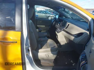 2017 Toyota Sienna XLE Auto Access Seat z VIN 5TDYZ3DC6HS792503, wystawiony jako IAAI lot #41272021 z przebiegiem 109 315 mil mil oraz . Historia ofert i sprzedaży dostępna na DreamBid. Obrazek 5.