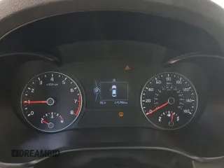 2016 Kia Optima LX z VIN 5XXGT4L36GG037534, wystawiony jako Copart lot #54903175 z przebiegiem 171 792 mil mil oraz Szkoda całkowita • Salvage title. Historia ofert i sprzedaży dostępna na DreamBid. Obrazek 9.