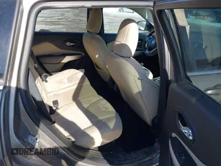 2018 Jeep Cherokee Latitude z VIN 1C4PJMCX2JD570426, wystawiony jako IAAI lot #41394183 z przebiegiem 182 419 mil mil oraz . Historia ofert i sprzedaży dostępna na DreamBid. Obrazek 8.