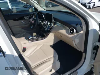 2017 Mercedes-Benz GLC 300 z VIN WDC0G4JB9HV006052, wystawiony jako IAAI lot #42221780 z przebiegiem 79 542 mil mil oraz . Historia ofert i sprzedaży dostępna na DreamBid. Obrazek 5.
