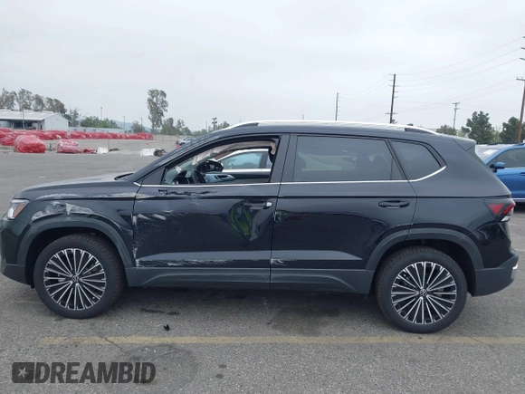 2025 Volkswagen Taos z VIN 3VVSC7B22SM011056, wystawiony jako IAAI lot #41889662 z przebiegiem 75 mil mil oraz . Historia ofert i sprzedaży dostępna na DreamBid. Obrazek 18.