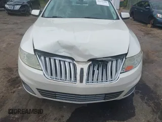 2009 Lincoln MKS z VIN 1LNHM93R69G618185, wystawiony jako IAAI lot #42256398 z przebiegiem 178 805 mil mil oraz . Historia ofert i sprzedaży dostępna na DreamBid. Obrazek 6.