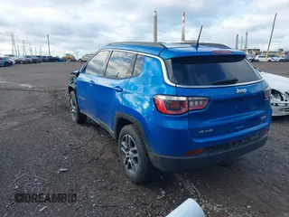 2017 Jeep Compass Latitude z VIN 3C4NJDBB3HT651274, wystawiony jako IAAI lot #42081489 z przebiegiem 127 276 mil mil oraz . Historia ofert i sprzedaży dostępna na DreamBid. Obrazek 3.
