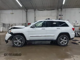 2013 Jeep Grand Cherokee Overland with VIN 1C4RJFCT1DC586886, listed as a IAAI auction lot 41941590 with 125,126 mi miles. Bid and sale history available at carsss.com. Image 14.