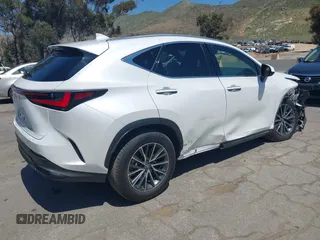 2025 Lexus NX 250 Premium z VIN JTJGDCAZ6S5024713, wystawiony jako IAAI lot #42020261 z przebiegiem 5833 mil mil oraz . Historia ofert i sprzedaży dostępna na DreamBid. Obrazek 4.