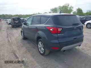 2019 Ford Escape SE z VIN 1FMCU0GD2KUB98923, wystawiony jako IAAI lot #42245972 z przebiegiem 91 193 mil mil oraz . Historia ofert i sprzedaży dostępna na DreamBid. Obrazek 3.