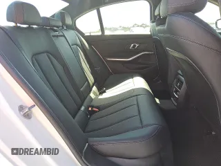 2024 BMW 3 Series 330i z VIN 3MW69FF00R8E77716, wystawiony jako Copart lot #56604565 z przebiegiem 21 632 mil mil oraz Czysty tytuł • Clean title. Historia ofert i sprzedaży dostępna na DreamBid. Obrazek 10.
