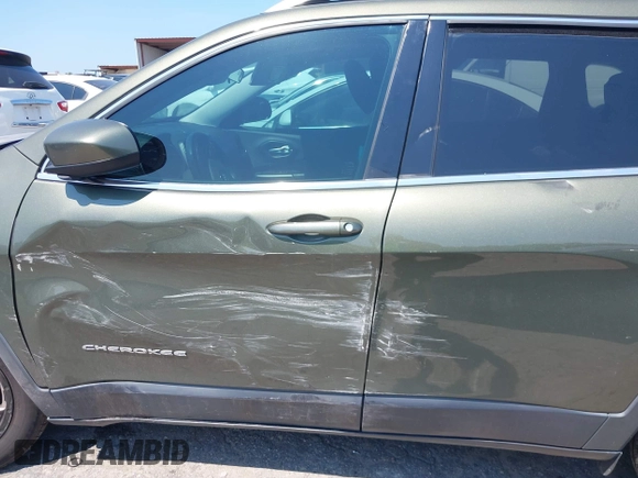 2019 Jeep Cherokee Latitude with VIN 1C4PJLCB9KD109451, listed as a IAAI auction lot 39941419 with 131,236 mi miles. Bid and sale history available at carsss.com. Image 14.
