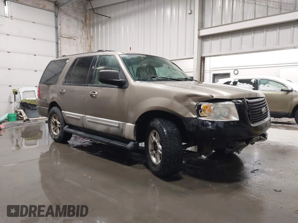 2003 Ford Expedition Special Service with VIN 1FMPU15L43LC37911, listed as a IAAI auction lot 41220050 with 221,976 mi miles. Bid and sale history available at carsss.com. Image 1.