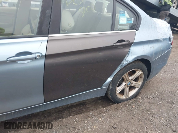 2013 BMW 3 Series 328i xDrive z VIN WBA3B3C53DF531564, wystawiony jako IAAI lot #41927678 z przebiegiem Nie podano mil oraz . Historia ofert i sprzedaży dostępna na DreamBid. Obrazek 6.