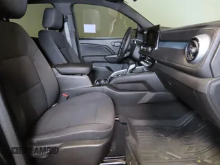 2023 Chevrolet Colorado 2WD LT z VIN 1GCPSCEK5P1235101, wystawiony jako Copart lot #42059055 z przebiegiem 6 408 mil mil oraz Szkoda całkowita • Salvage title. Historia ofert i sprzedaży dostępna na DreamBid. Obrazek 5.