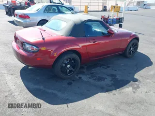 2006 Mazda MX-5 Miata Sport z VIN JM1NC25F260109008, wystawiony jako IAAI lot #42467176 z przebiegiem 139 839 mil mil oraz . Historia ofert i sprzedaży dostępna na DreamBid. Obrazek 4.