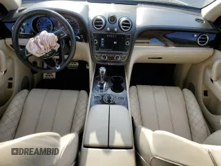 2017 Bentley Bentayga W12 z VIN SJAAC2ZV5HC015773, wystawiony jako Copart lot #66370354 z przebiegiem 65 944 mil mil oraz Szkoda całkowita • Salvage title. Historia ofert i sprzedaży dostępna na DreamBid. Obrazek 8.