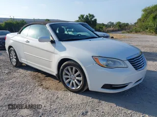 2012 Chrysler 200 Touring z VIN 1C3BCBEB2CN139225, wystawiony jako IAAI lot #42214609 z przebiegiem 101 516 mil mil oraz . Historia ofert i sprzedaży dostępna na DreamBid. Obrazek 1.