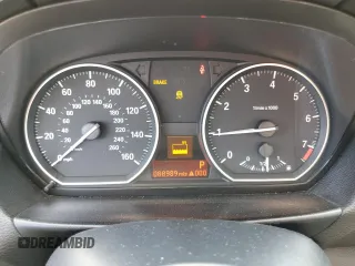 2013 BMW 1 Series 128i z VIN WBAUP7C5XDVP25110, wystawiony jako Copart lot #58033485 z przebiegiem 88 989 mil mil oraz Szkoda całkowita • Salvage title. Historia ofert i sprzedaży dostępna na DreamBid. Obrazek 9.