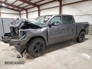 2021 Ram 1500 Big Horn z VIN 1C6SRFFT3MN590925, wystawiony jako Copart lot #83528574 z przebiegiem 50 995 mil mil oraz Szkoda całkowita • Salvage title. Historia ofert i sprzedaży dostępna na DreamBid. Obrazek 1.