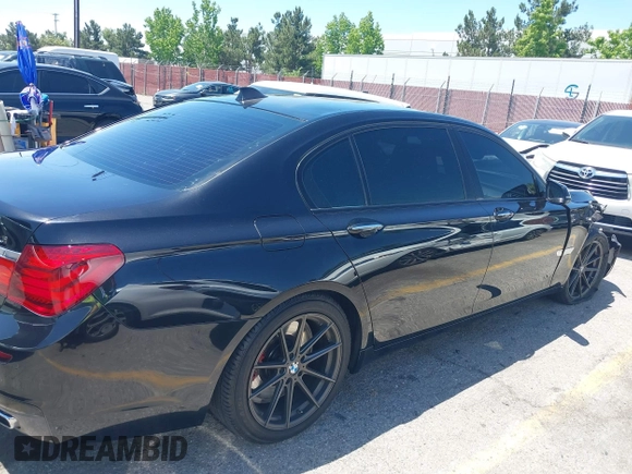 2014 BMW 7 Series ALPINA B7 z VIN WBAYE8C54ED134615, wystawiony jako IAAI lot #42197002 z przebiegiem 126 805 mil mil oraz . Historia ofert i sprzedaży dostępna na DreamBid. Obrazek 13.