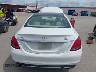 2017 Mercedes-Benz C 300 z VIN 55SWF4JB0HU201974, wystawiony jako IAAI lot #42321027 z przebiegiem 124 958 mil mil oraz . Historia ofert i sprzedaży dostępna na DreamBid. Obrazek 16.