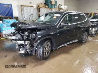 2023 BMW X1 xDrive28i z VIN WBX73EF01P5W08250, wystawiony jako Copart lot #51334855 z przebiegiem 32 687 mil mil oraz Szkody całkowita. Historia ofert i sprzedaży dostępna na DreamBid. Obrazek 1.