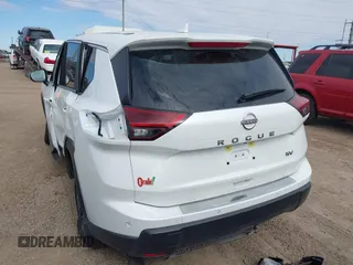 2024 Nissan Rogue SV z VIN JN8BT3BA3RW359753, wystawiony jako IAAI lot #41414024 z przebiegiem 5 038 mil mil oraz . Historia ofert i sprzedaży dostępna na DreamBid. Obrazek 3.
