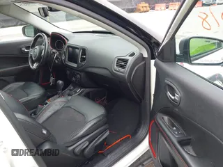 2020 Jeep Compass Trailhawk z VIN 3C4NJDDB8LT195584, wystawiony jako IAAI lot #42295678 z przebiegiem 99 762 mil mil oraz . Historia ofert i sprzedaży dostępna na DreamBid. Obrazek 5.