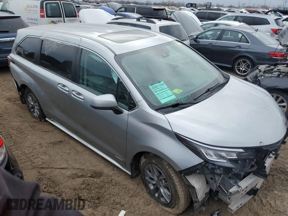2021 Toyota Sienna XLE with VIN 5TDYSKFC7MS021036, listed as a Copart auction lot 43466965 with 0 mi miles and Salvage Title. Bid and sale history available at carsss.com. Image 4.