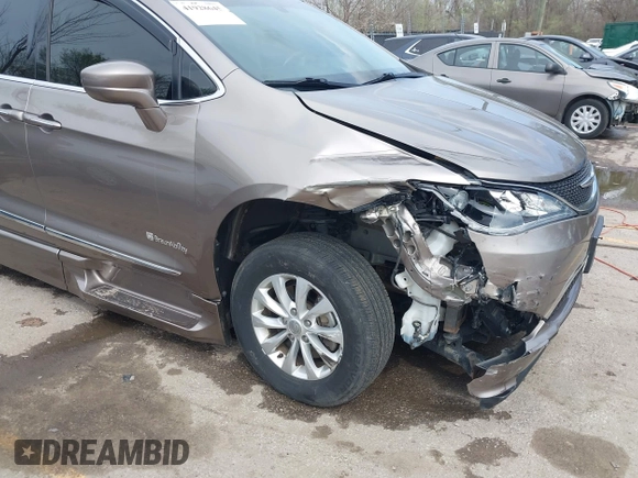 2017 Chrysler Pacifica Touring L with VIN 2C4RC1BG9HR831786, listed as a IAAI auction lot 41928645 with 37,811 mi miles and . Bid and sale history available at DreamBid. Image 6.