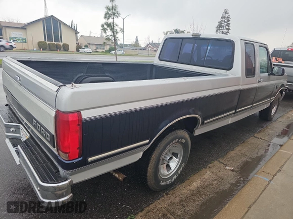 1992 Ford F-150 with VIN 1FTEX15H5NKA35781, listed as a Copart auction lot 48260665 with 162,014 mi miles and Clean Title. Bid and sale history available at carsss.com. Image 4.
