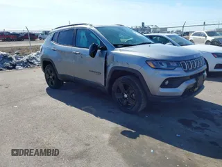 2022 Jeep Compass Latitude with VIN 3C4NJDBB6NT123062, listed as a IAAI auction lot 41770366 with 28,375 mi miles and . Bid and sale history available at DreamBid. Image 1.