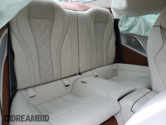 2020 BMW M8 z VIN WBSAE0C0XLCD01469, wystawiony jako Copart lot #47221453 z przebiegiem Nie podano mil oraz . Historia ofert i sprzedaży dostępna na DreamBid. Obrazek 10.
