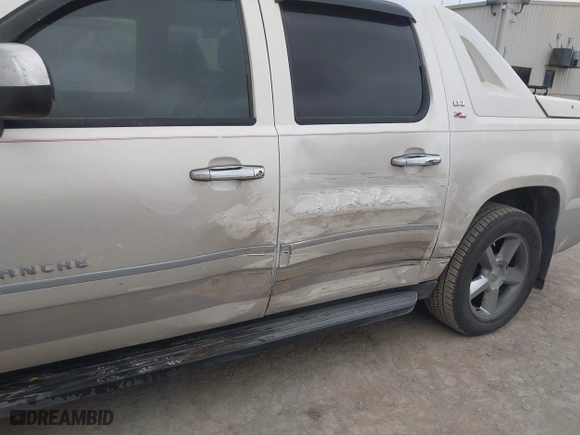 2011 Chevrolet Avalanche LTZ with VIN 3GNTKGE36BG180903, listed as a IAAI auction lot 41505201 with 134,095 mi miles. Bid and sale history available at carsss.com. Image 6.