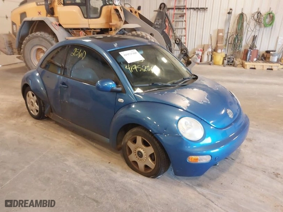 2001 Volkswagen New Beetle GLS with VIN 3VWCS21C21M433827, listed as a IAAI auction lot 41952560 with 128,220 mi miles. Bid and sale history available at carsss.com. Image 1.