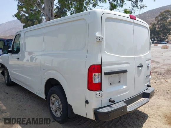 2021 Nissan NV Cargo SV z VIN 1N6BF0KYXMN805682, wystawiony jako IAAI lot #42152216 z przebiegiem 82 671 mil mil oraz . Historia ofert i sprzedaży dostępna na DreamBid. Obrazek 3.