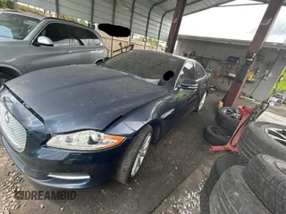 2013 Jaguar XJ z VIN SAJWA1C73D8V44829, wystawiony jako Copart lot #59194045 z przebiegiem 87 083 mil mil oraz Czysty tytuł • Clean title. Historia ofert i sprzedaży dostępna na DreamBid. Obrazek 2.
