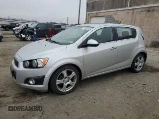 2014 Chevrolet Sonic LTZ z VIN 1G1JE6SB5E4232027, wystawiony jako Copart lot #49092205 z przebiegiem 102 884 mil mil oraz Czysty tytuł • Clean title. Historia ofert i sprzedaży dostępna na DreamBid. Obrazek 1.