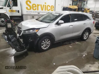 2019 Kia Sorento LX z VIN 5XYPG4A53KG493911, wystawiony jako Copart lot #57674185 z przebiegiem 68 519 mil mil oraz Szkody całkowita. Historia ofert i sprzedaży dostępna na DreamBid. Obrazek 1.