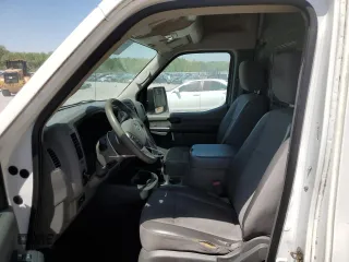 2018 Nissan NV Cargo S z VIN 1N6BF0LY1JN803877, wystawiony jako Copart lot #53290635 z przebiegiem 90 670 mil mil oraz Szkody całkowita. Historia ofert i sprzedaży dostępna na DreamBid. Obrazek 7.
