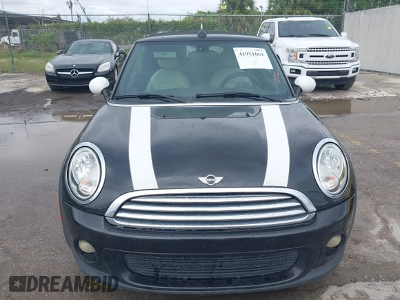 2013 MINI Convertible z VIN WMWZN3C54DT568819, wystawiony jako IAAI lot #41951061 z przebiegiem 154 498 mil mil oraz . Historia ofert i sprzedaży dostępna na DreamBid. Obrazek 6.