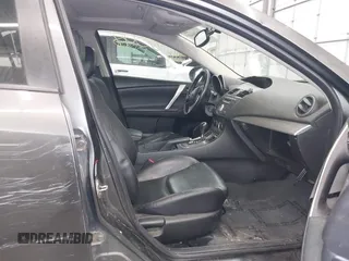2011 Mazda 3 S Grand Touring z VIN JM1BL1M53B1432526, wystawiony jako IAAI lot #41670048 z przebiegiem 105 407 mil mil oraz . Historia ofert i sprzedaży dostępna na DreamBid. Obrazek 5.