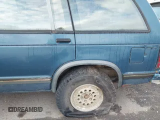 1993 GMC Jimmy Diamond Edition Luxury z VIN 1GKDT13W3P2537947, wystawiony jako IAAI lot #41949379 z przebiegiem Nie podano mil oraz . Historia ofert i sprzedaży dostępna na DreamBid. Obrazek 6.