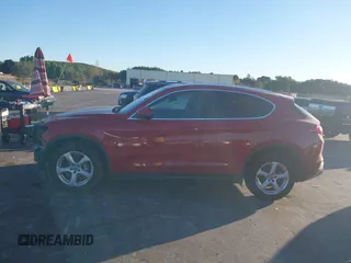 2018 Alfa Romeo Stelvio z VIN ZASFAKAN3J7C20066, wystawiony jako IAAI lot #40879859 z przebiegiem 50 131 mil mil oraz . Historia ofert i sprzedaży dostępna na DreamBid. Obrazek 15.