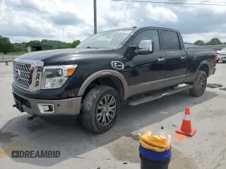 2016 Nissan Titan Platinum Reserve z VIN 1N6BA1F26GN506432, wystawiony jako Copart lot #55596075 z przebiegiem 153 972 mil mil oraz Tytuł czysty. Historia ofert i sprzedaży dostępna na DreamBid. Obrazek 1.