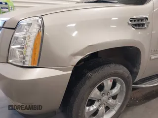 2007 Cadillac Escalade with VIN 1GYFK638X7R138864, listed as a IAAI auction lot 42088742 with 195,192 mi miles. Bid and sale history available at carsss.com. Image 6.
