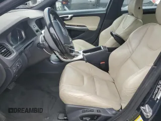 2015 Volvo V60 T5 Drive-E Premier Plus z VIN YV140MEC6F1213575, wystawiony jako Copart lot #52224865 z przebiegiem 78 702 mil mil oraz Szkoda całkowita • Salvage title. Historia ofert i sprzedaży dostępna na DreamBid. Obrazek 7.