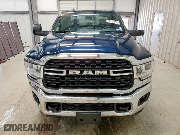 2024 Ram 2500 Big Horn z VIN 3C6UR5DJ8RG405904, wystawiony jako Copart lot #63202225 z przebiegiem 6 010 mil mil oraz Czysty tytuł • Clean title. Historia ofert i sprzedaży dostępna na DreamBid. Obrazek 5.