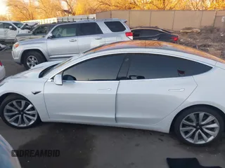 2018 Tesla Model 3 Long Range Battery z VIN 5YJ3E1EB4JF067895, wystawiony jako IAAI lot #41280101 z przebiegiem Nie podano mil oraz . Historia ofert i sprzedaży dostępna na DreamBid. Obrazek 13.