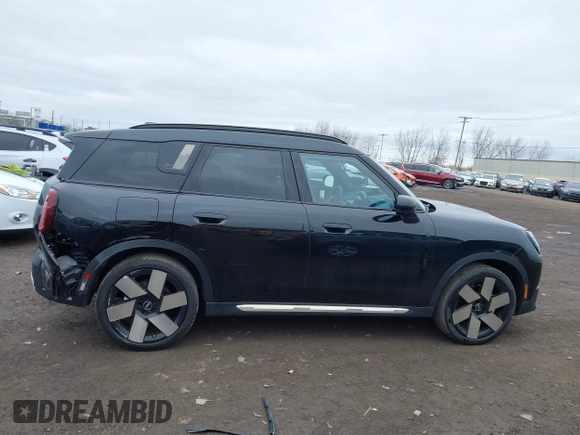 2025 MINI Countryman S z VIN WMZ23GA06S7P27483, wystawiony jako IAAI lot #42043477 z przebiegiem 3 781 mil mil oraz . Historia ofert i sprzedaży dostępna na DreamBid. Obrazek 13.