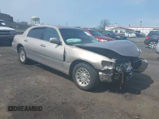 1999 Lincoln Town Car Signature z VIN 1LNHM82W4XY627170, wystawiony jako IAAI lot #42037516 z przebiegiem 135 893 mil mil oraz . Historia ofert i sprzedaży dostępna na DreamBid. Obrazek 1.