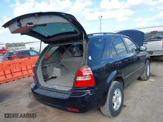 2008 Kia Sorento LX with VIN KNDJD735685762806, listed as a IAAI auction lot 41893864 with 423,437 mi miles. Bid and sale history available at carsss.com. Image 4.